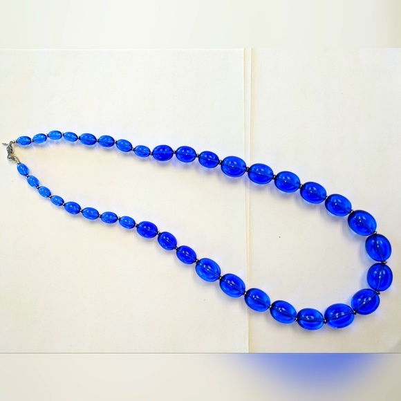 Beautiful Vintage MONET Blue Lucite Necklace Like New - Picture 4 of 10